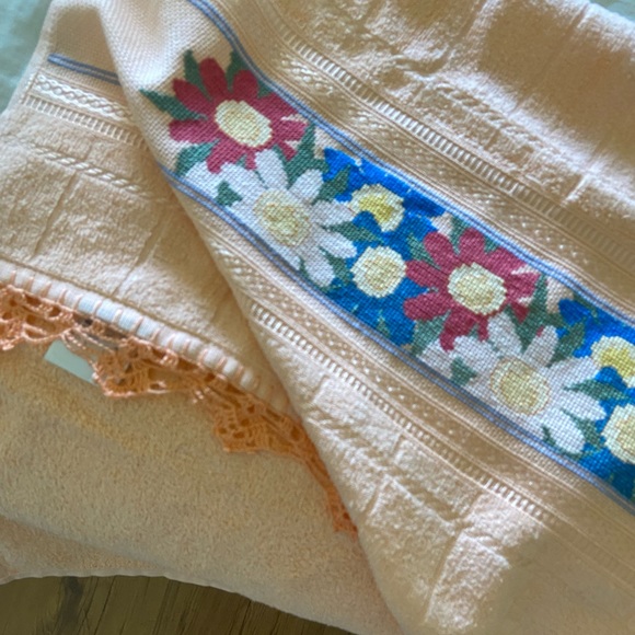 Hand embroidered towel - Picture 2 of 5